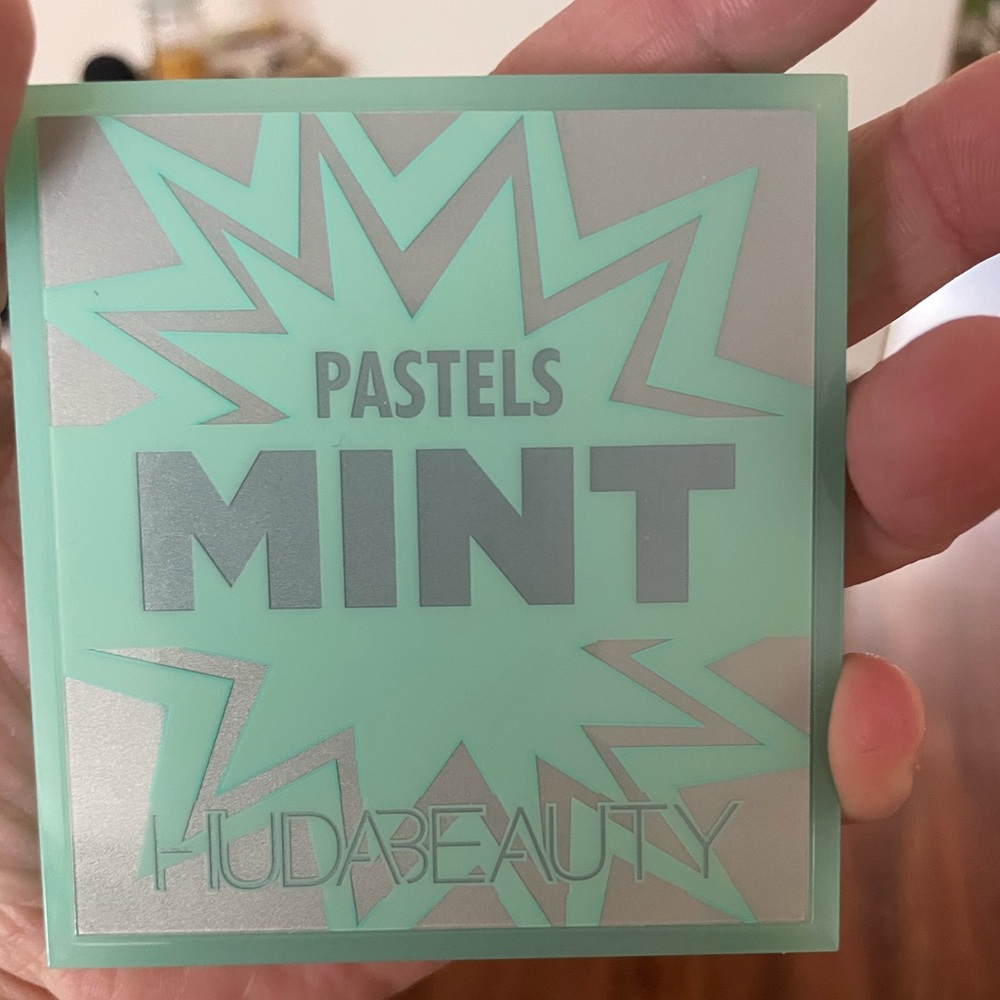 HUDA Beauty Mint Palette